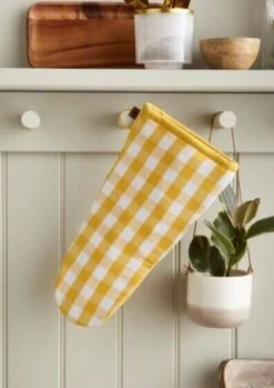 Ulster Weavers Gingham Yellow Ovenwant Katoen Geel -Beste Keukenproducten Winkel gingham karo ofenhandschuh2