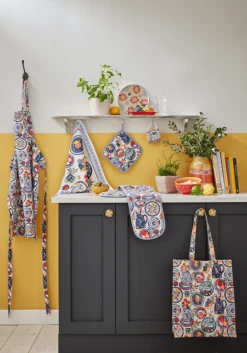 Ulster Weavers Mediterranean Plates Schort Katoen Blauw -Beste Keukenproducten Winkel mediterranean plates main klein